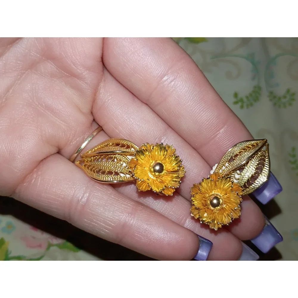 Gold Toned Yellow Flower‎ And Leaf Clip On Earrings Vintage 1 1/4 Inch Unmarked